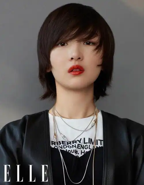 周冬雨单披棉被登杂志露牙齿笑弯腰秀白腿网评气质真干净