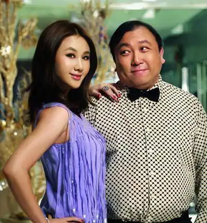 王晶老婆的近照流出长相甜美好身材难怪没和邱淑贞在一起