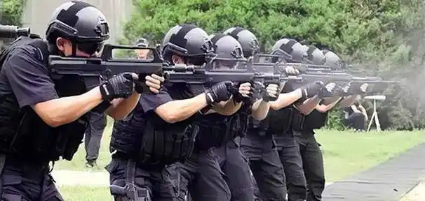 世界枪王之王:十年扣动扳机次数接近200万次,达到人枪合一_房刚_射击