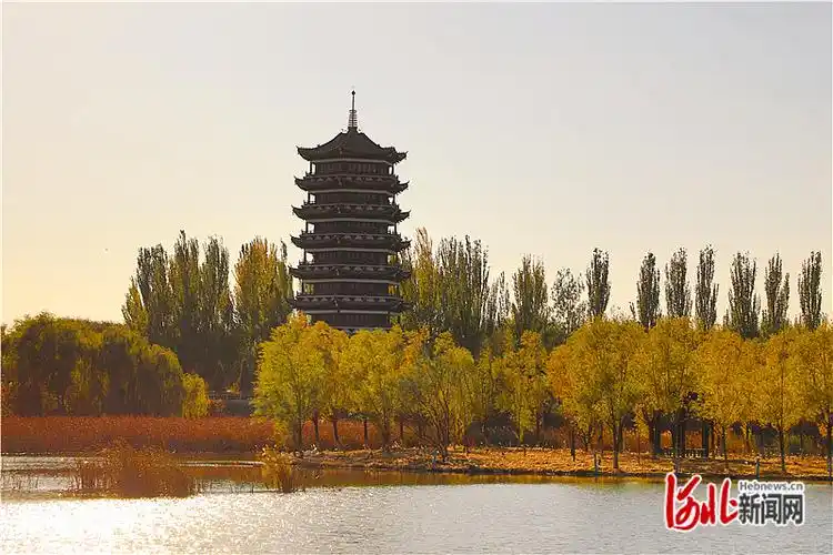 连日来,张家口市阳原县南湖公园内秋意正浓,色彩斑斓,层林尽染,美不胜