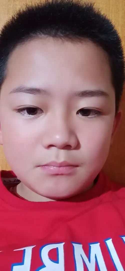 唐佳宇,男,12岁,西街学校六年级三班的学生,在校乐于助人,尊重老师