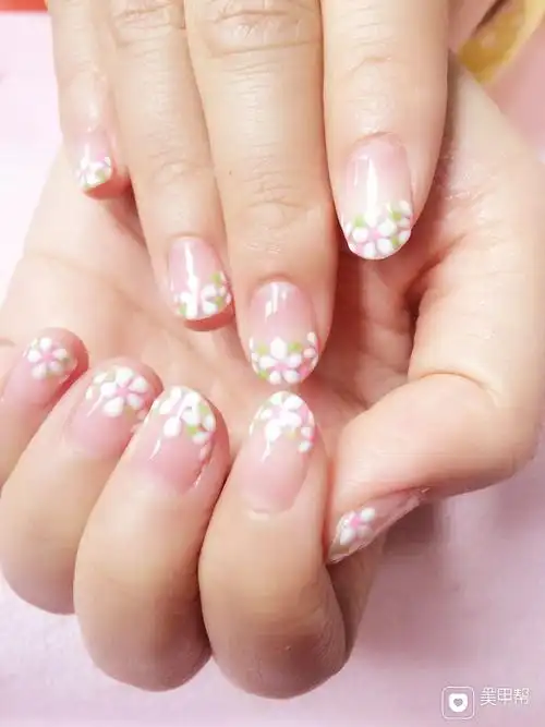 圆形手绘白小清新美甲图片