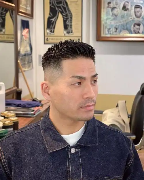 露额发型是另一种流行的男士发型,它将两侧的头发削短,将前额的头发留