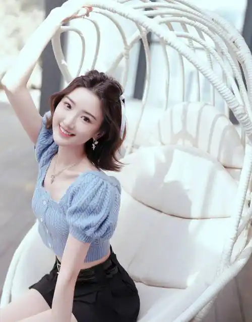 毛晓彤周末装,蓝色长外套 小黑裙,细腰修长腿,笑容甜美