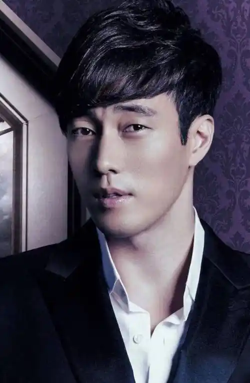 苏志燮近照曝光:蓄胡子,留长发,发福,还是《主君的太阳》吗?