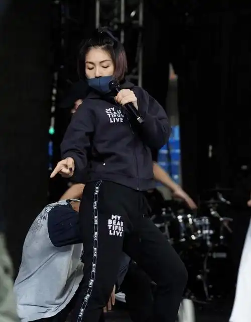 杨千嬅素颜状态没那么精致,但自然且自信,穿白t牛仔难掩气质!