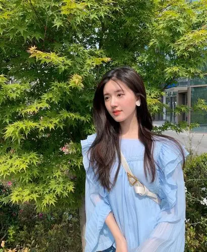 清甜少女赵露思更新近照,穿蓝色上衣,柔美动人