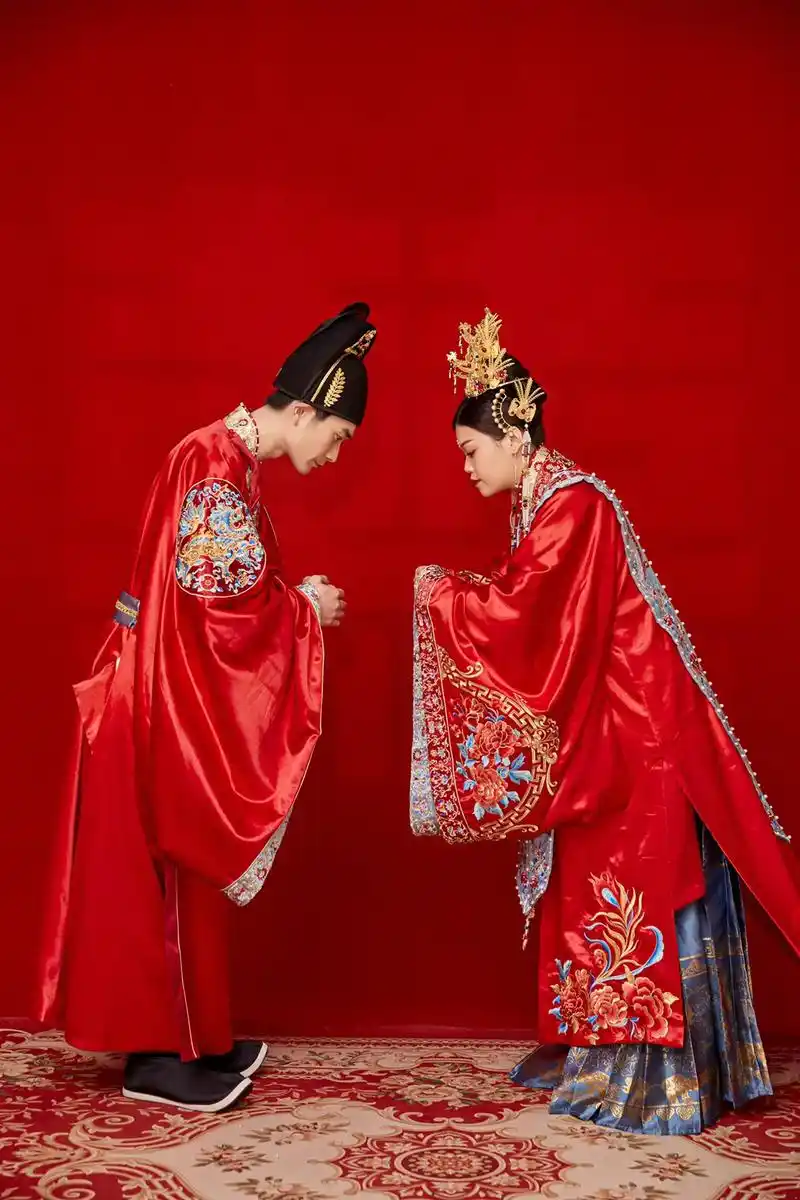 最新款汉服#卡洛摄影 #汉服婚纱照 - 抖音