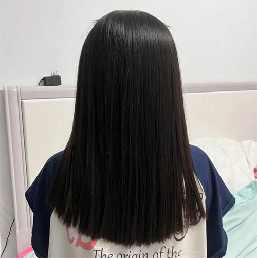 发尾一刀切的直发,利落干练,无论是学生党,还是上班族都适合剪.