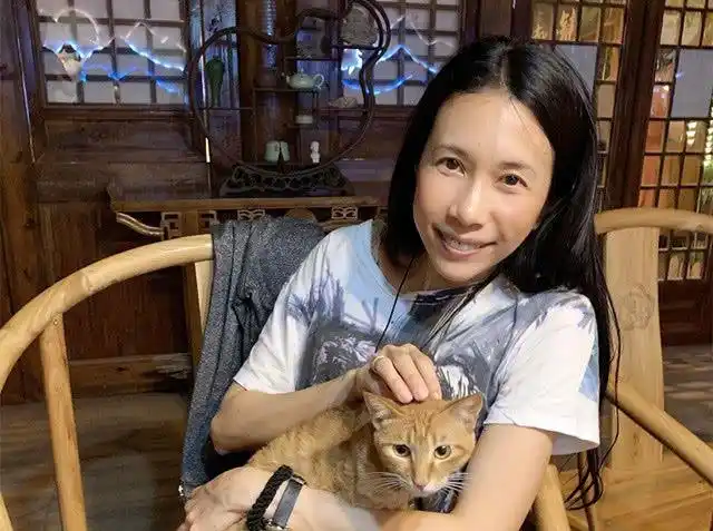 50岁莫文蔚素颜照曝光,不修边幅一脸暗黄,女神范去哪了?