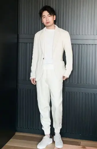 不流行毒液腿了大叔雷佳音腿太胖凹出企鹅身材无敌了