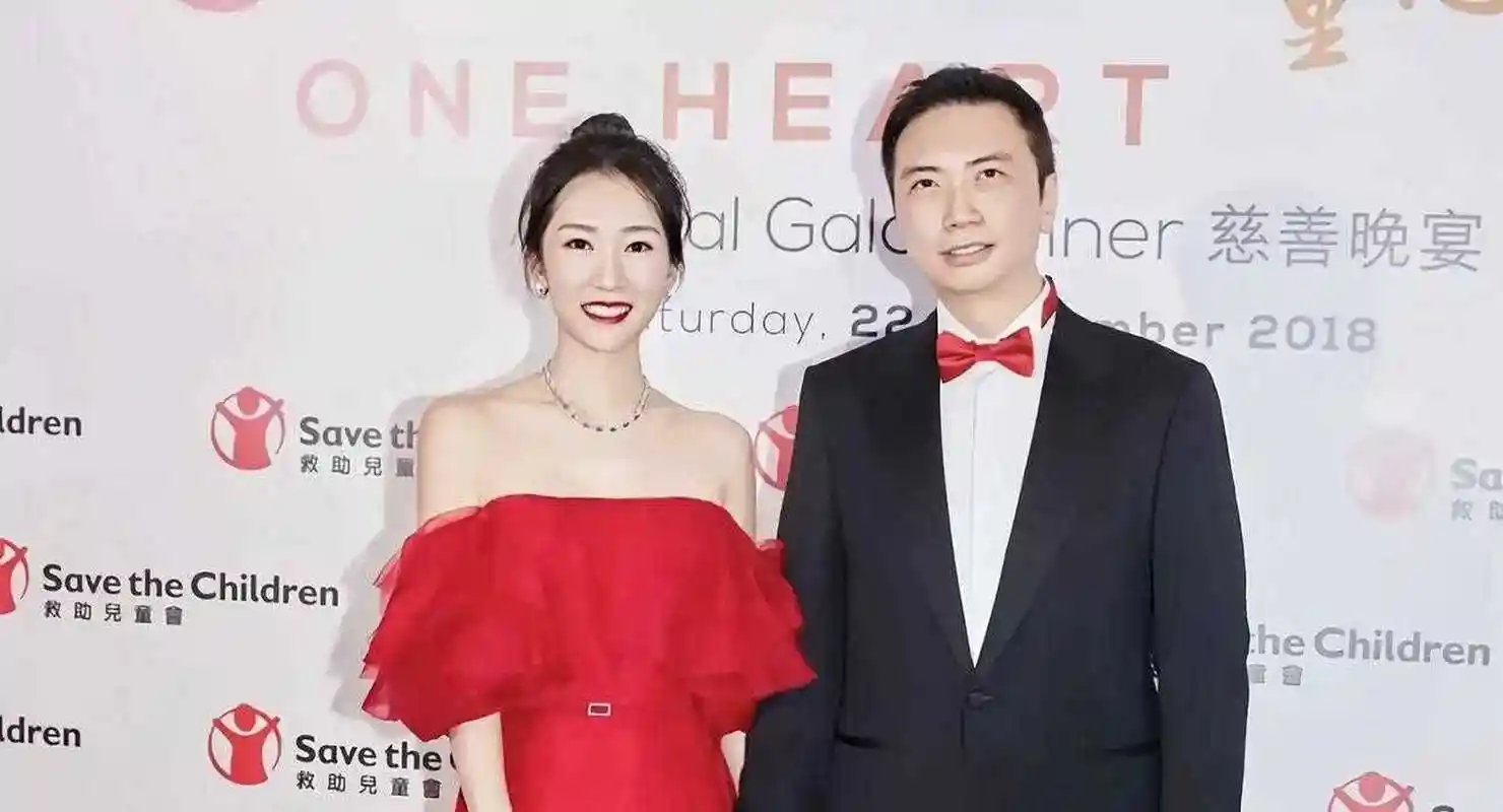 李念罕见与富豪老公林和平一起参加活动,夫妻二人真的是郎才女貌,羡煞