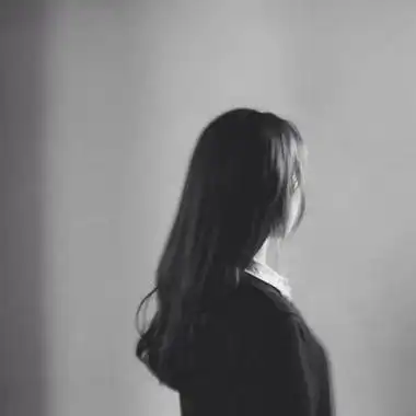 洒脱黑白女生头像高冷侧面精选