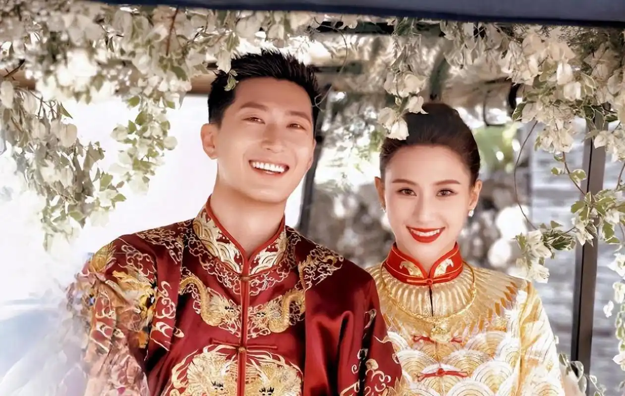 此前,港媒曾报道称何超莲母亲将不会出席女儿婚礼,进而引发网络热议.