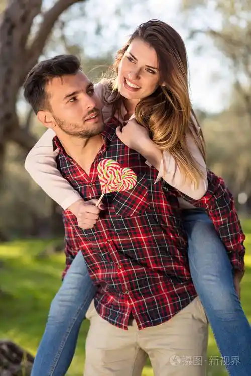 自然, 快乐的一对年轻夫妇的肖像紧紧拥抱在一起