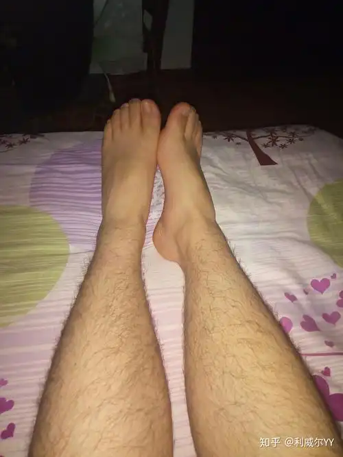 腿毛茂盛的男生夏天应该刮腿毛吗?