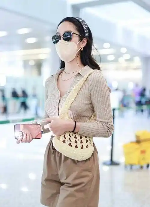 杨采钰机场穿搭真大胆,露脐针织衫故意解开纽扣,上v下a太显瘦_身材