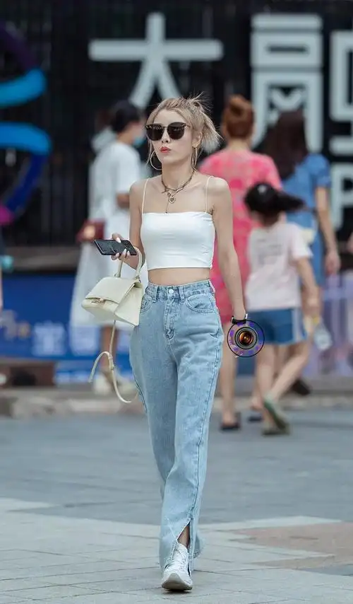 白色高腰吊带衫加蓝色牛仔裤,搭配小白鞋,蓝白配显身材又清爽