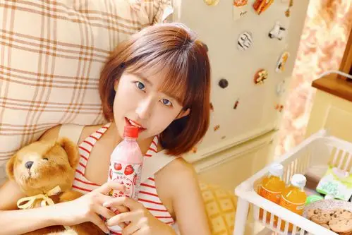 可爱短发美少女室内私房性感写真