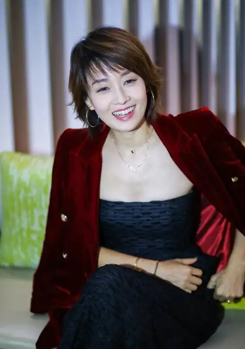 42岁马伊琍穿抹胸长裙大秀好身材,未p照无瑕疵,皮肤状态超好_文章