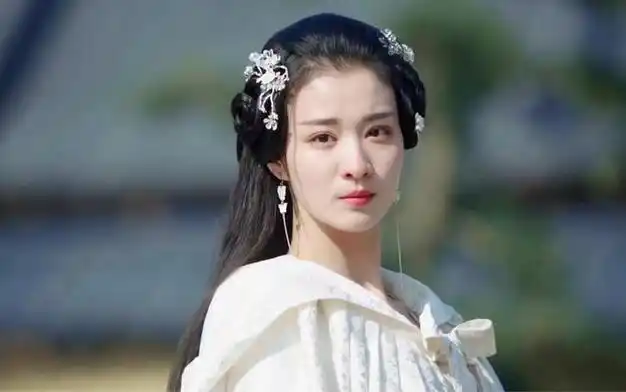 2017年,18岁的王楚然出演了个人处女作《将军在上》,马思纯,盛一伦