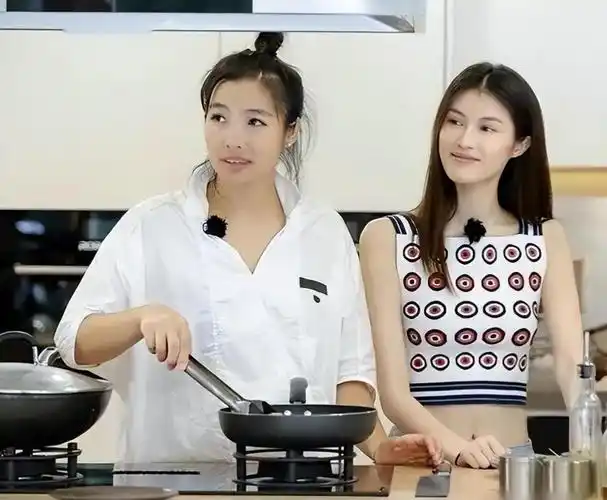 其中,最受委屈的要数那位被何穗口口声声称为"闺蜜"的秋老师.