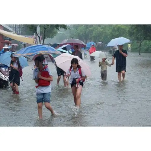 雨靴就算大雨让整座城市颠倒我也要美美的跑