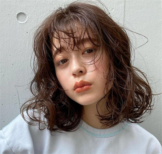 简单的短刘海发型,清新自然好打理,自带睡不醒的弧度别有一番个性.