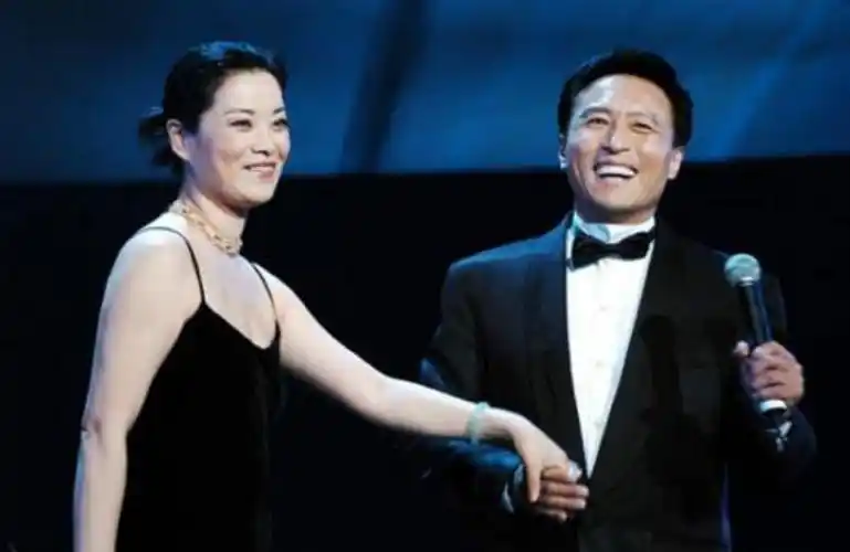 中年男神王洛勇,演技比吴秀波好,老婆丁宁貌美如花