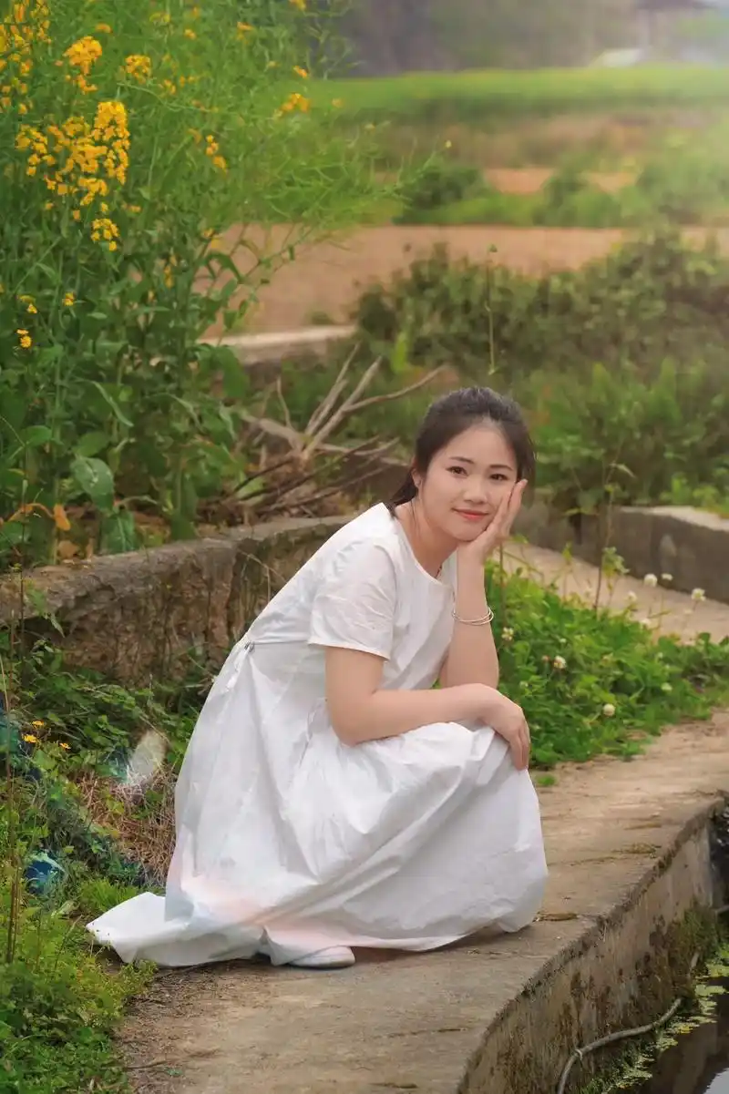 总要来油菜花拍组照片吧.出镜人:好朋友91.#油菜花拍照 # - 抖音