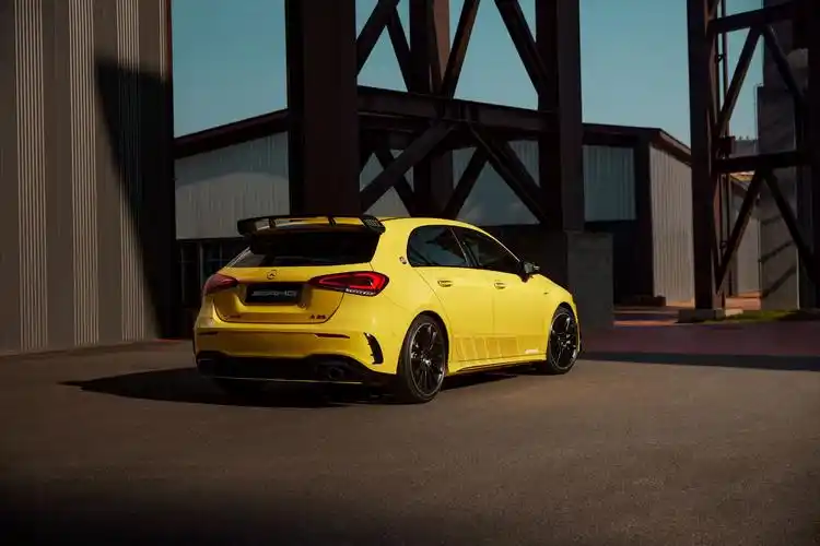 其中,c柱位置的amg家族阿法特巴赫苹果树徽标结合上黑色轮圈与车尾