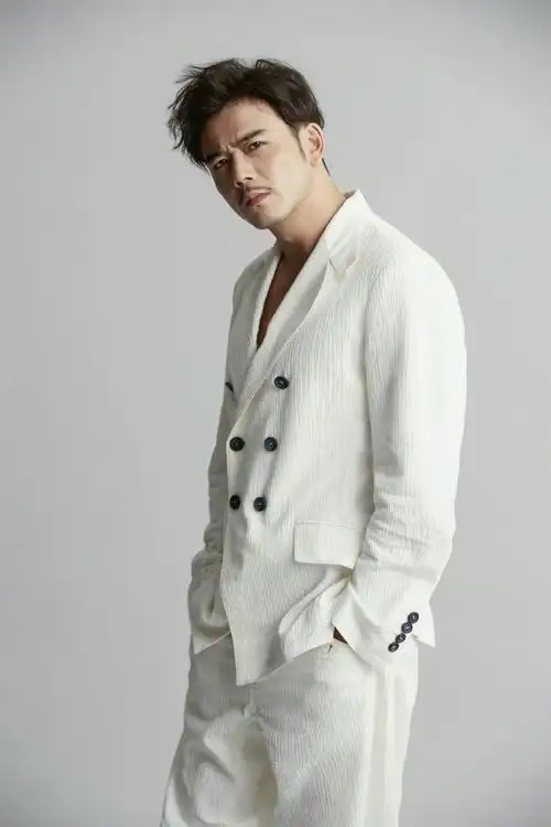 组图:"小包总"杨烁最新写真曝光 时尚的质感雅痞的深沉 : 写真大片中