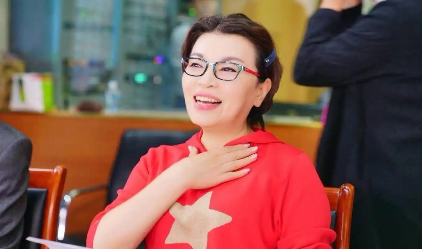 李梓萌主持人简历个人资料(44岁至今未婚) - 龙腾网