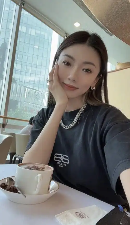 郑恺前女友程晓玥宣布怀孕,抚摸孕肚俏皮卖萌,一个月前刚官宣结婚