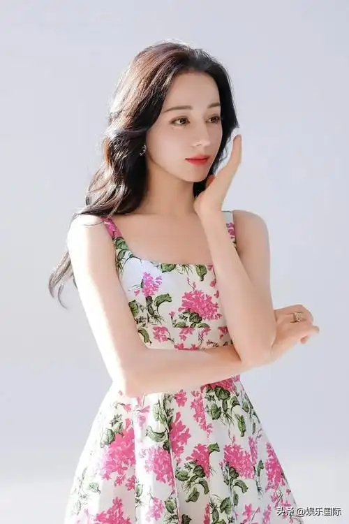 迪丽热巴碎花裙大片侧拍甜美可爱