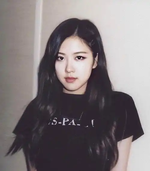 墨3朴彩英/比起金发,更喜欢看黑发时期的你