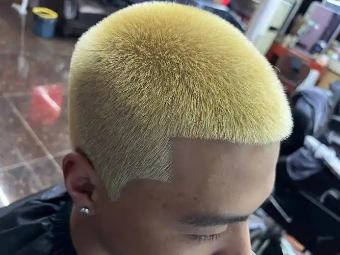 男士寸头脏橘色