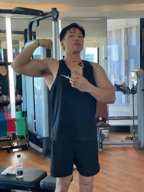 德云社烧饼穿着鞋躺医院沙发,被指不合适,曾送郭德纲天价演出服