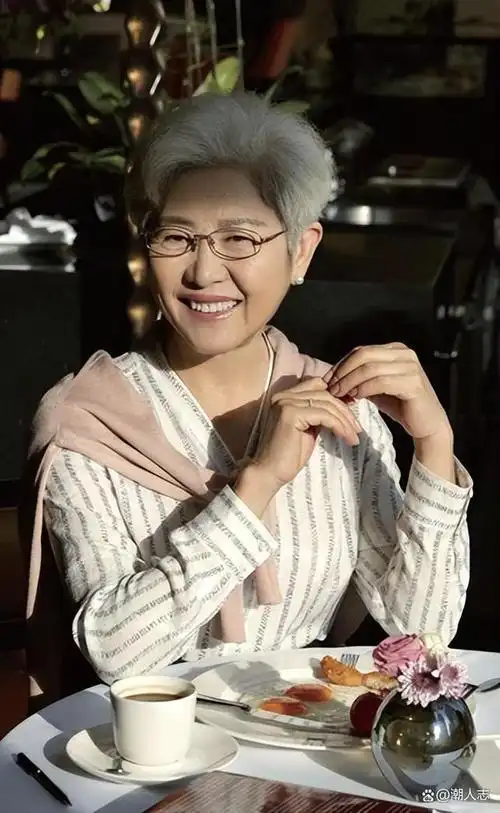 70岁傅莹亲身示范:西服合身,旗袍不短,头发不刻意染黑,好优雅