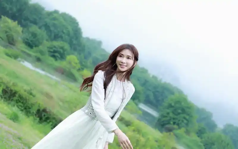 林志玲清新户外写真桌面壁纸