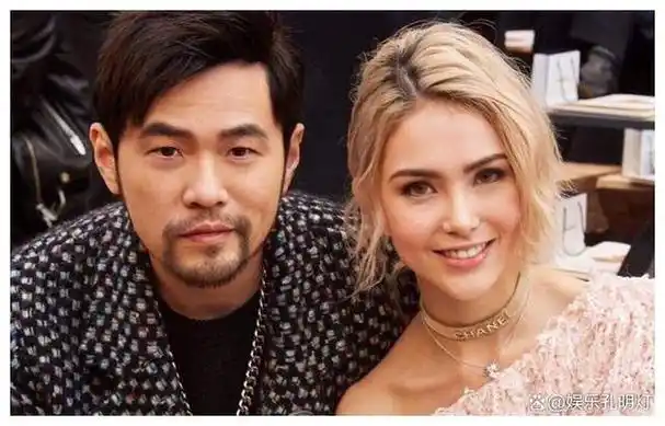 在偶然的机会下,她与周杰伦相遇,从此便牵起了一段跨越年龄差距的爱情