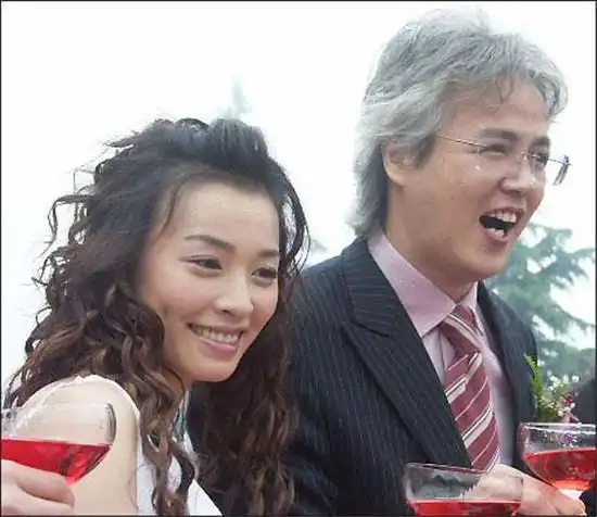 张庭老公林瑞阳与神秘女牵手十指紧扣笑容满面女子身份遭扒太震惊