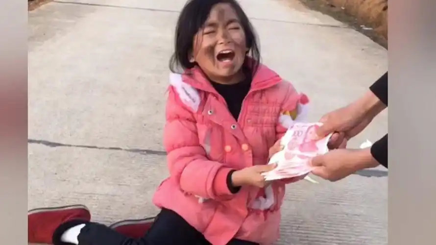 感人一幕,小女孩乞讨为妈妈治病,感动数亿人-vlog视频-搜狐视频