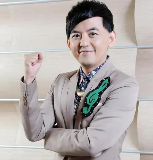 其实,黄子佼对少女的别样迷恋从其过往情史中就可以瞧见端倪,细数他的