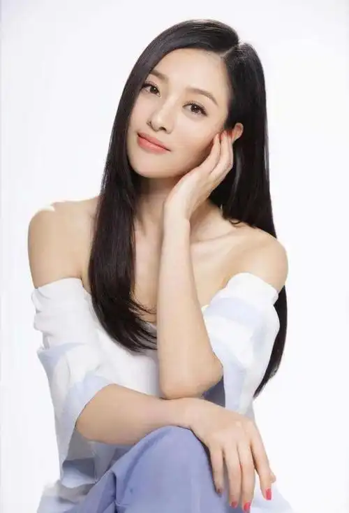 身材高挑气质出众的魅力女神郑清文