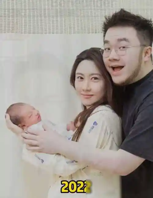 巴图庆生,宋丹丹怀抱孙子笑容满面,董事长老公罕露面|赵玉吉|王博谷