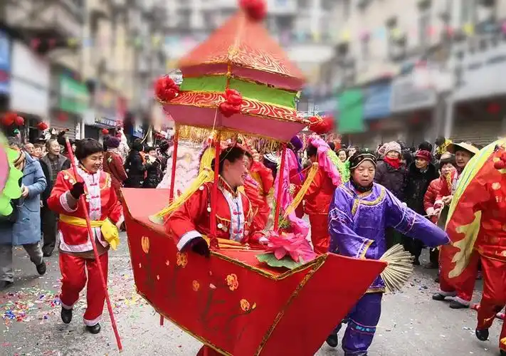 划旱船也称跑旱船,就是在陆地上模仿船行功作,表演跑旱船的大多是姑娘