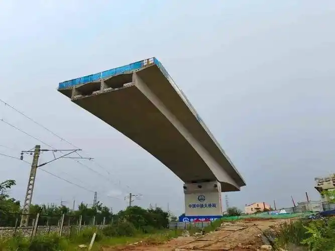 悬臂梁桥时所谓挂篮施工跨京广货线立交桥首个挂篮施工工程该转体工程