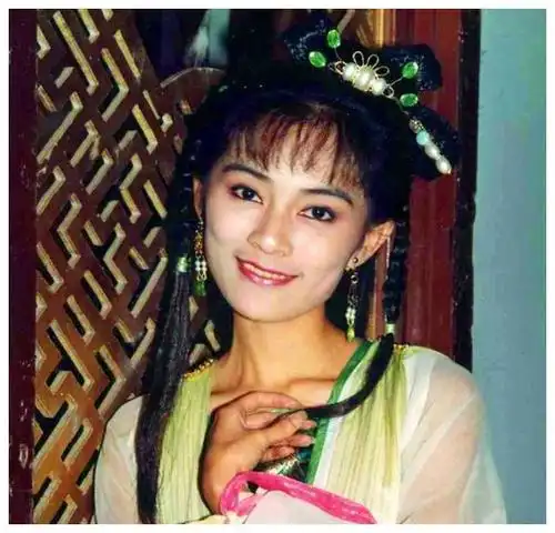 采因在《新白娘子传奇》这部剧中是胡媚娘的丫鬟,其实胡媚娘的扮演者