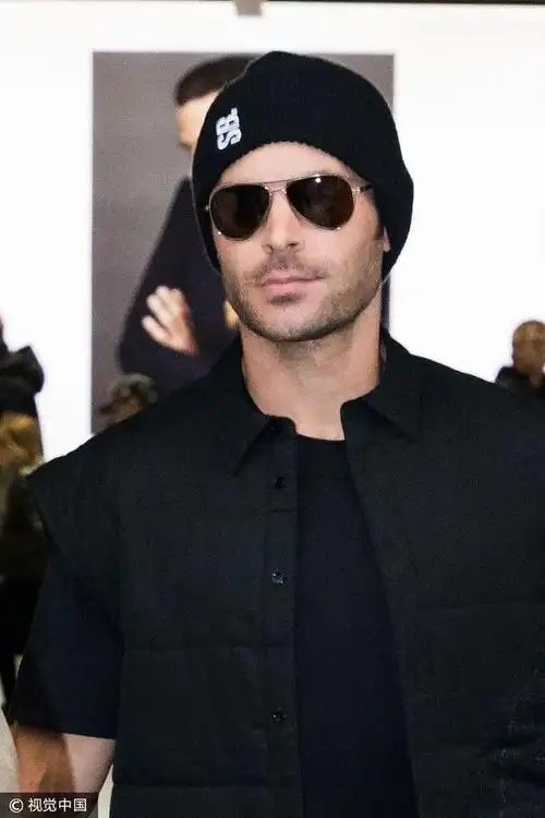 扎克·埃夫隆自提大包小裹秀健硕肌肉 胡子拉渣展成熟男人魅力